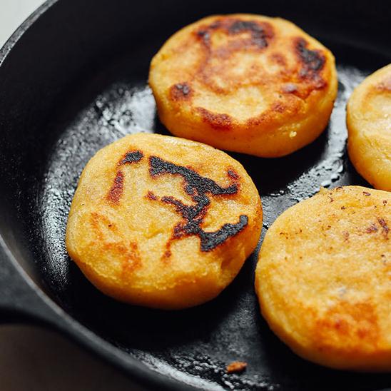  Enjoy the street food experience with these homemade cheese arepas, made with fresh white cheese and flour.