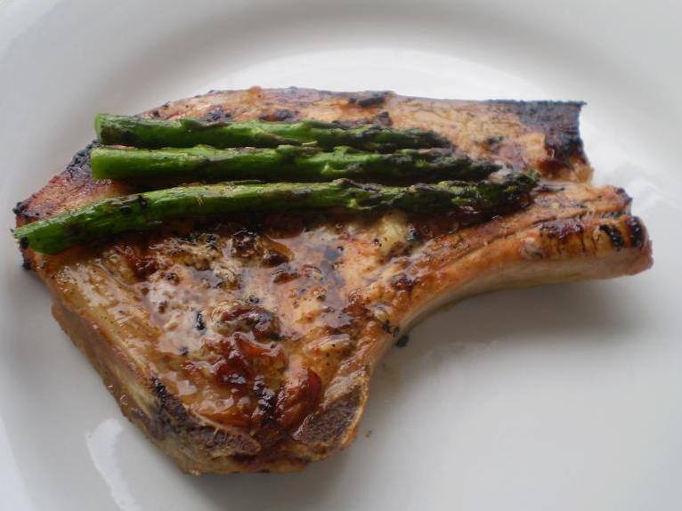  Juicy grilled pork chops with a caramelized crust.
