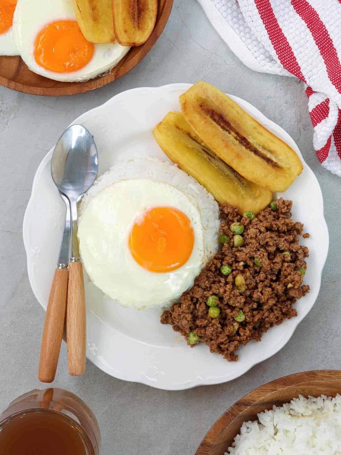  Picture yourself in Havana as you indulge in the rich flavors of Arroz a La Cubana!